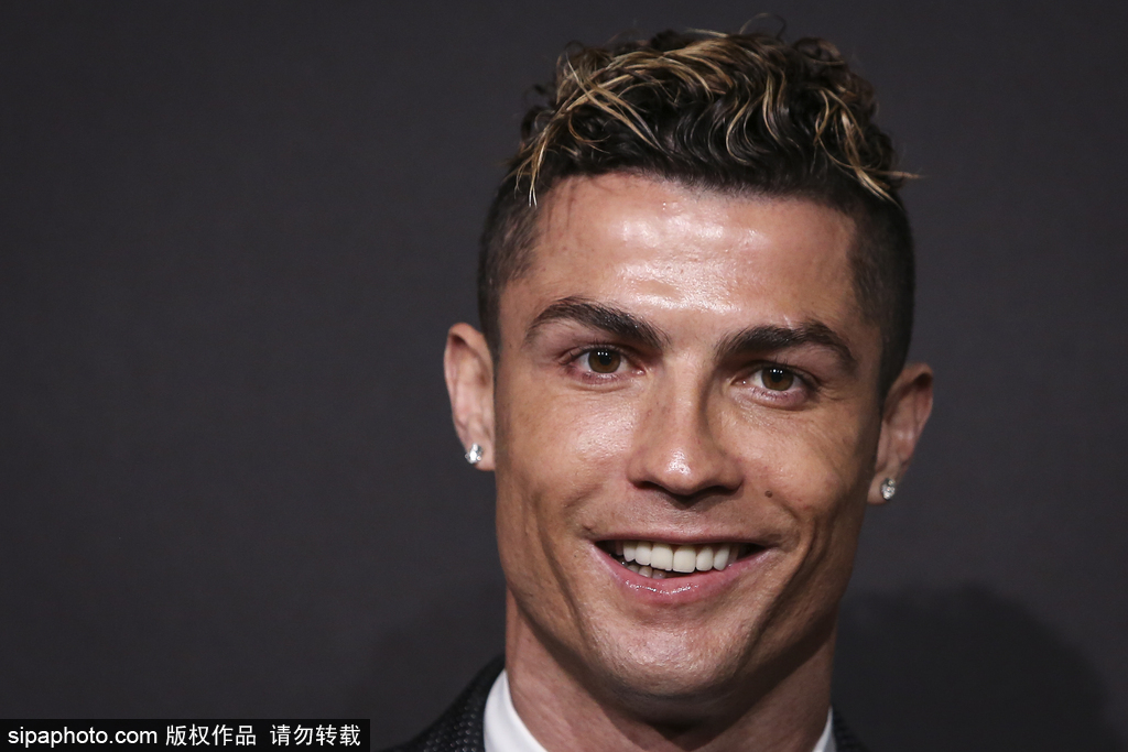 足球西甲榜首易主，冠军形势再变（西甲榜首再度易位，争冠格局重洗牌）