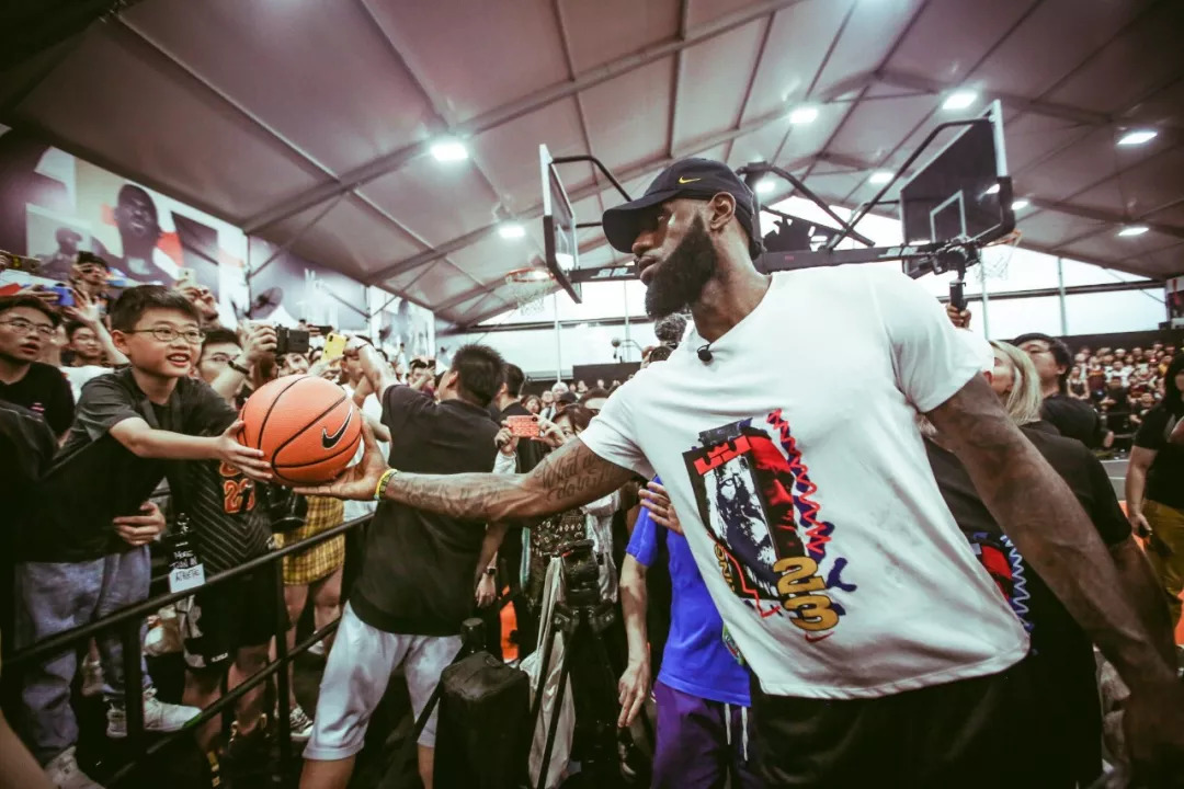 亚精英赛战报：穆希卡戴帽+补时2球，萨德4-2迪拜国民（亚精英赛：穆希卡帽子戏法补时双响，萨德4-2击退迪拜国民）