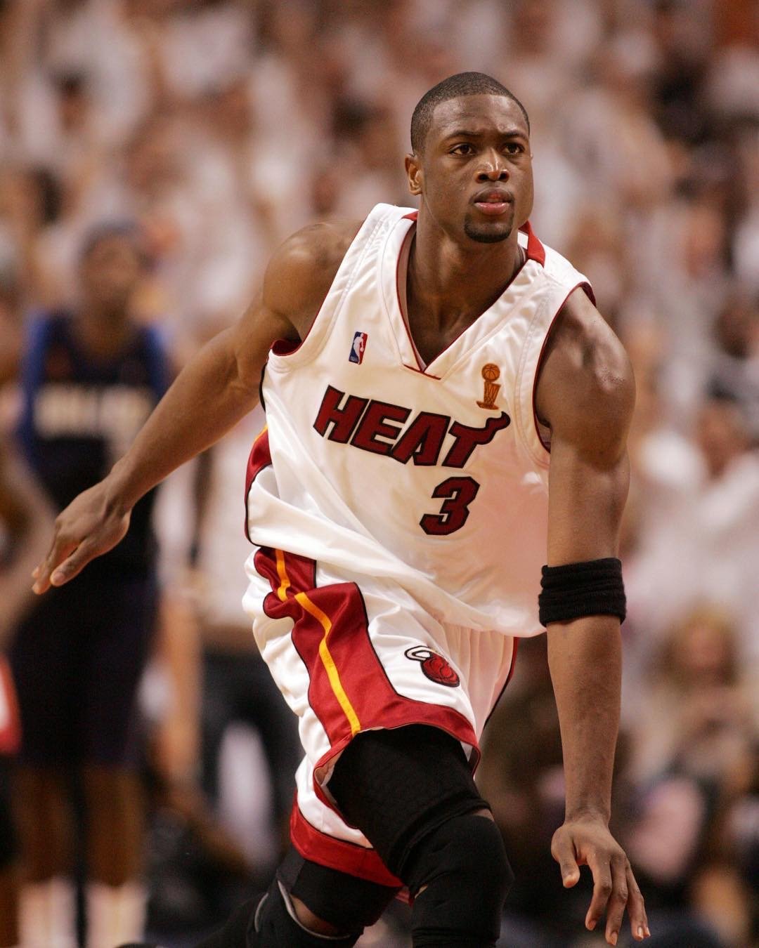 绿帽哥：曼联高层将约谈梅努，认为其哥哥损害他的转会价值（曼联高层将与梅努面谈，认为其哥哥的举动影响了其转会身价）