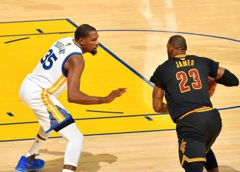 杨瀚森带女友赴美引发争议，好友崔永熙称其应专注篮球，网友支持其在球场表现。（杨瀚森携女友赴美惹热议，崔永熙建议专注篮球，网友力挺其场上表现）