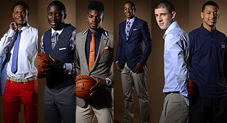 皇马客场对阵阿拉维斯，后防伤病严重，阿隆索面临解雇危机，需尽快取胜以保帅位。（客战阿拉维斯，皇马后防告急；阿隆索帅位危机四伏，唯有速胜自保）