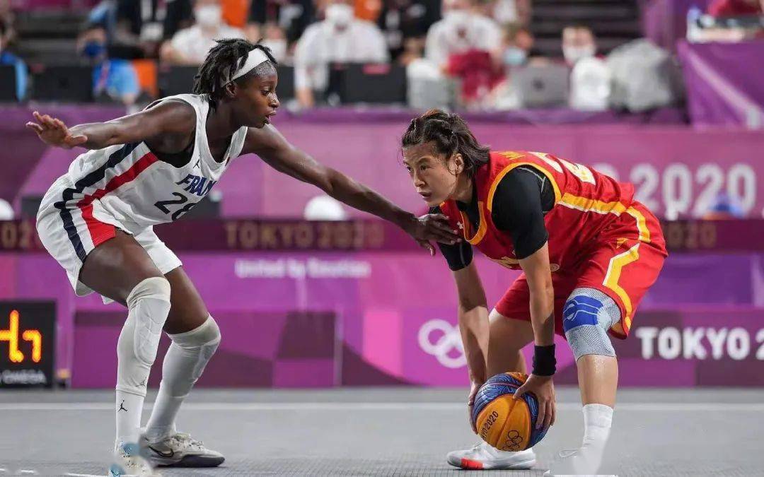 图片报：拜仁倾向于与诺伊尔续约一年，具体谈判或在冬窗敲定（图片报：拜仁意向与诺伊尔再续一年，冬窗或敲定谈判细节）