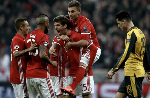 篮球赛场上的精彩瞬间：克里斯轻松抹过防守空篮却未能得分（篮球高光时刻：克里斯轻松过人直面空篮却遗憾未中）