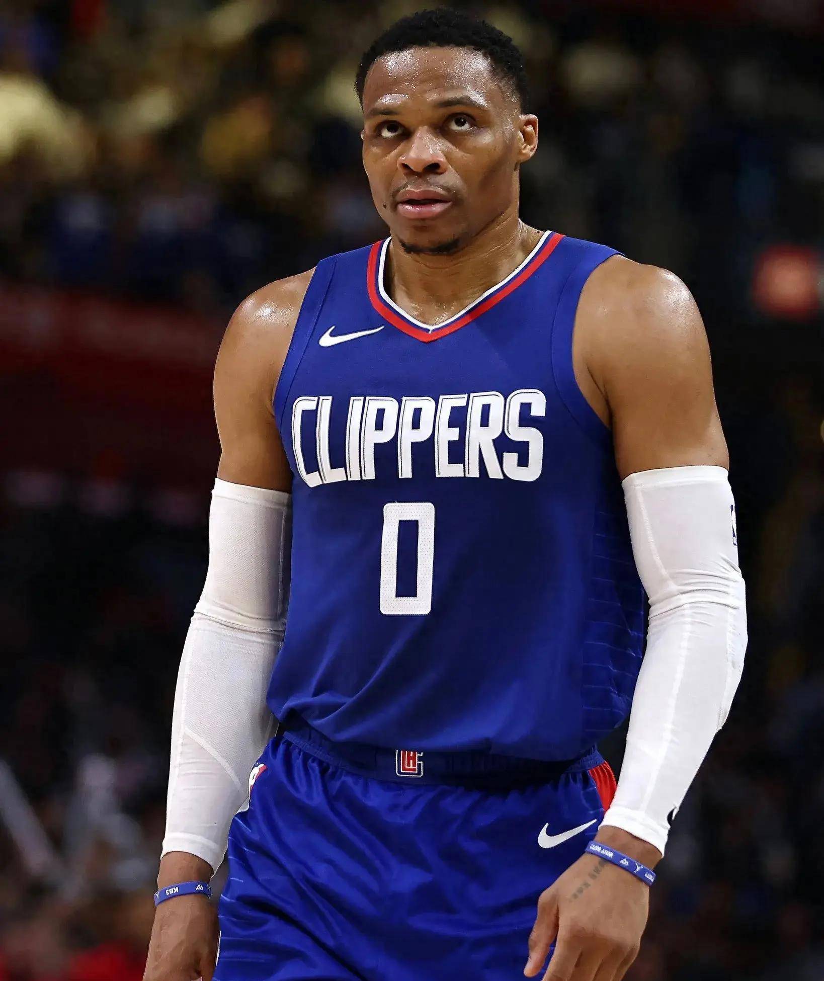 祸不单行，迪巴拉对阵米兰射失点球时疑似拉伤大腿（双重打击！迪巴拉战米兰罚丢点球，疑似大腿拉伤）