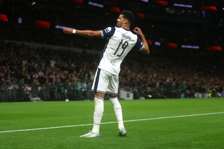 稳定输出！张镇麟半场5中3拿到8分2助1帽（张镇麟半场5投3中砍下8分2助攻1封盖，表现稳健）