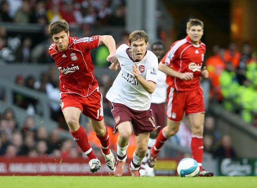 荣耀时刻，王燊超代表实现三连冠的上海海港捧起火神杯（高光时刻：王燊超代表三连冠上海海港高举火神杯）