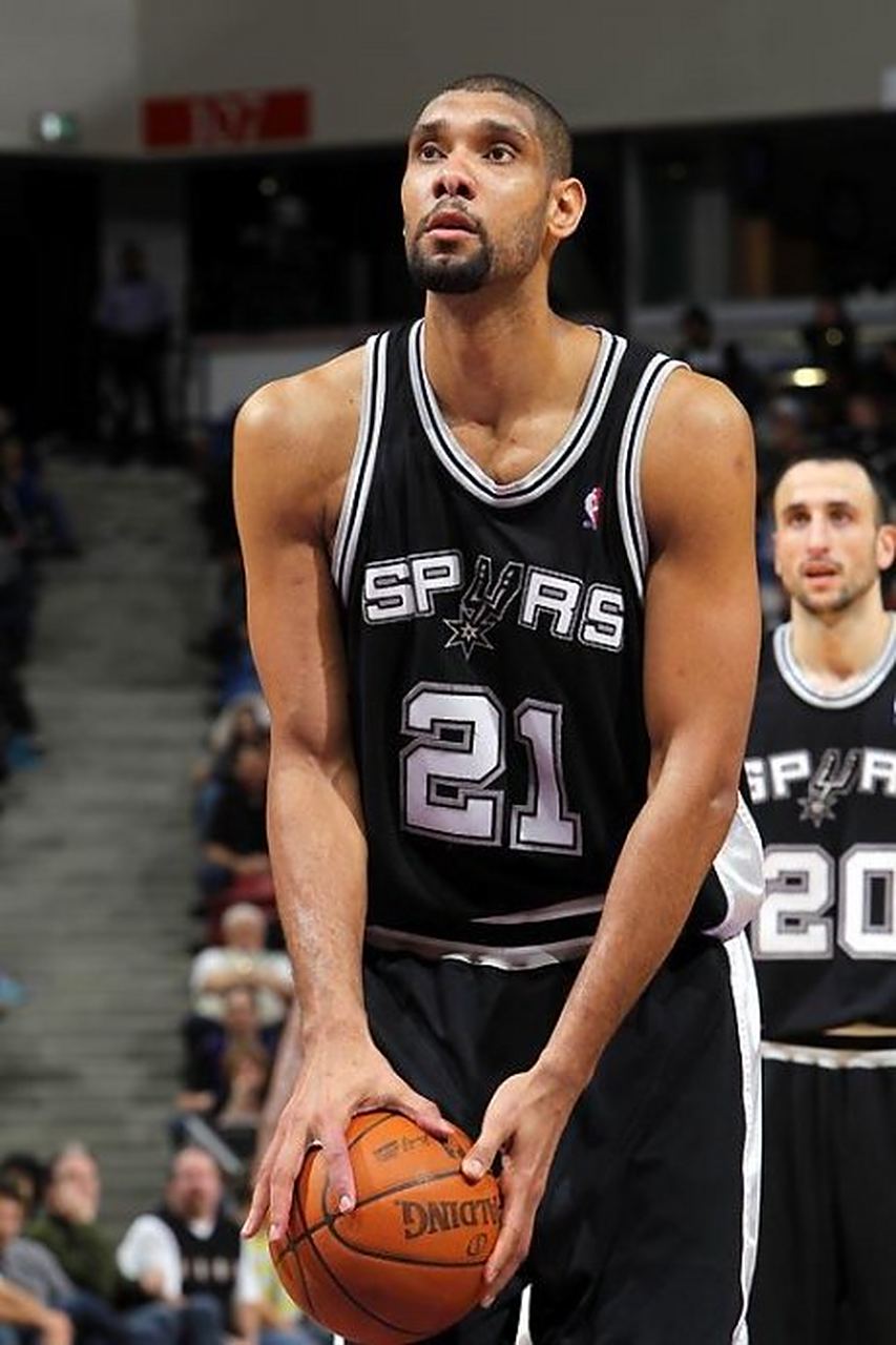 今年上海双雄争冠战启用外籍裁判，去年的主裁为傅明、李海新（今年上海双雄争冠对决将由外籍裁判执法，去年主哨为傅明、李海新）