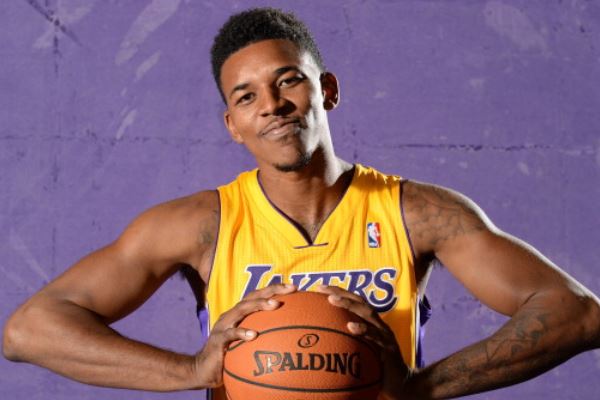 卡森·华莱士在比赛中展现出了极高的竞技水平，他的突破和上篮让对手防不胜防。（卡森·华莱士在赛场火力全开，犀利突破与精妙上篮令对手难以招架）