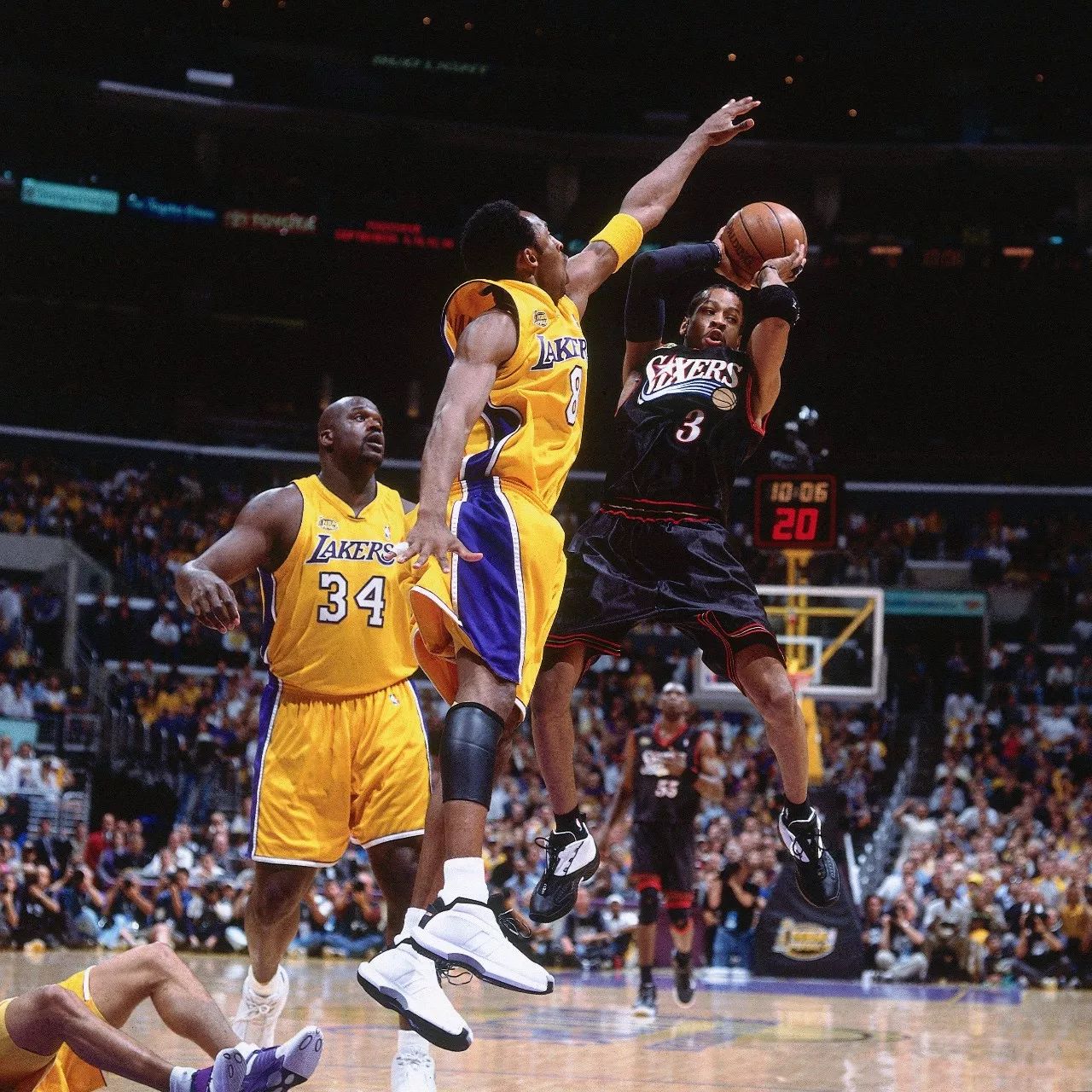 鲍尔兄弟对决 二哥利安吉洛现场观战！赛后三兄弟晒合影！（鲍尔兄弟上演内战，二哥利安吉洛现场助阵，赛后三兄弟合影晒照）