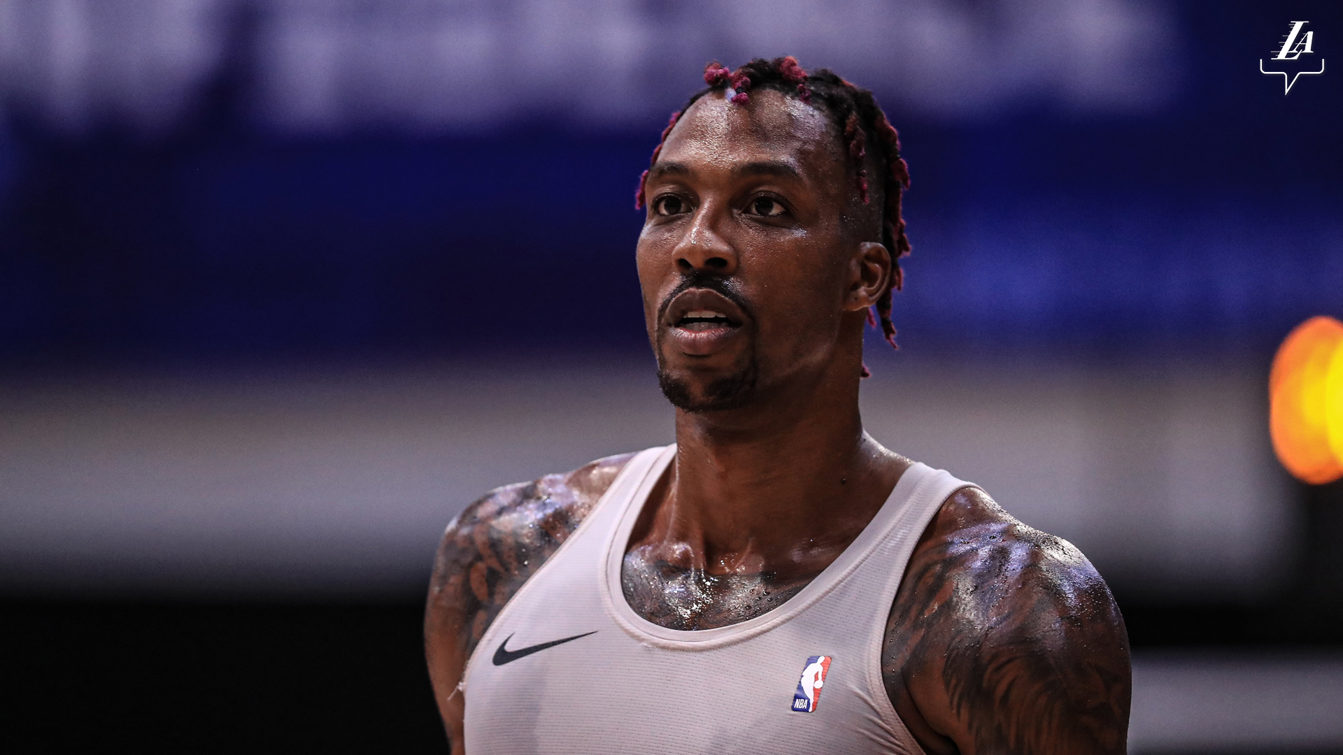 热议成都被罚：想出前5排空场的是人才；应重罚肇事者轻罚俱乐部（成都被罚引热议：前五排空座成妙招，呼吁重罚肇事者、从轻处理俱乐部）