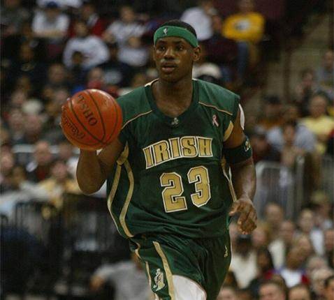 篮下错位大打小！杨瀚森接球顺势转身柔和挑篮 还造成对手犯规（篮下形成错位！杨瀚森接球转身轻巧挑篮并造成对手犯规）