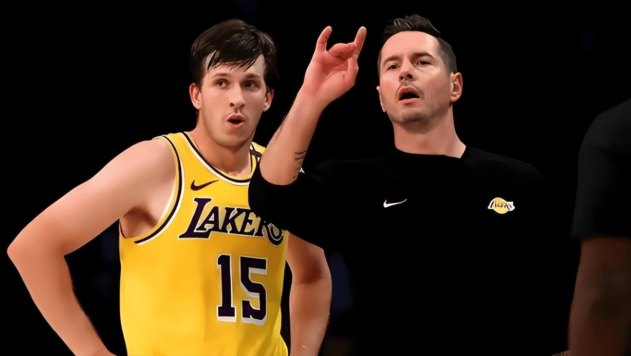 沙漠之鹰！贝林厄姆社媒晒沙特度假之行与雄鹰合影（贝林厄姆沙特度假：社媒晒与雄鹰同框，尽享沙漠风情）