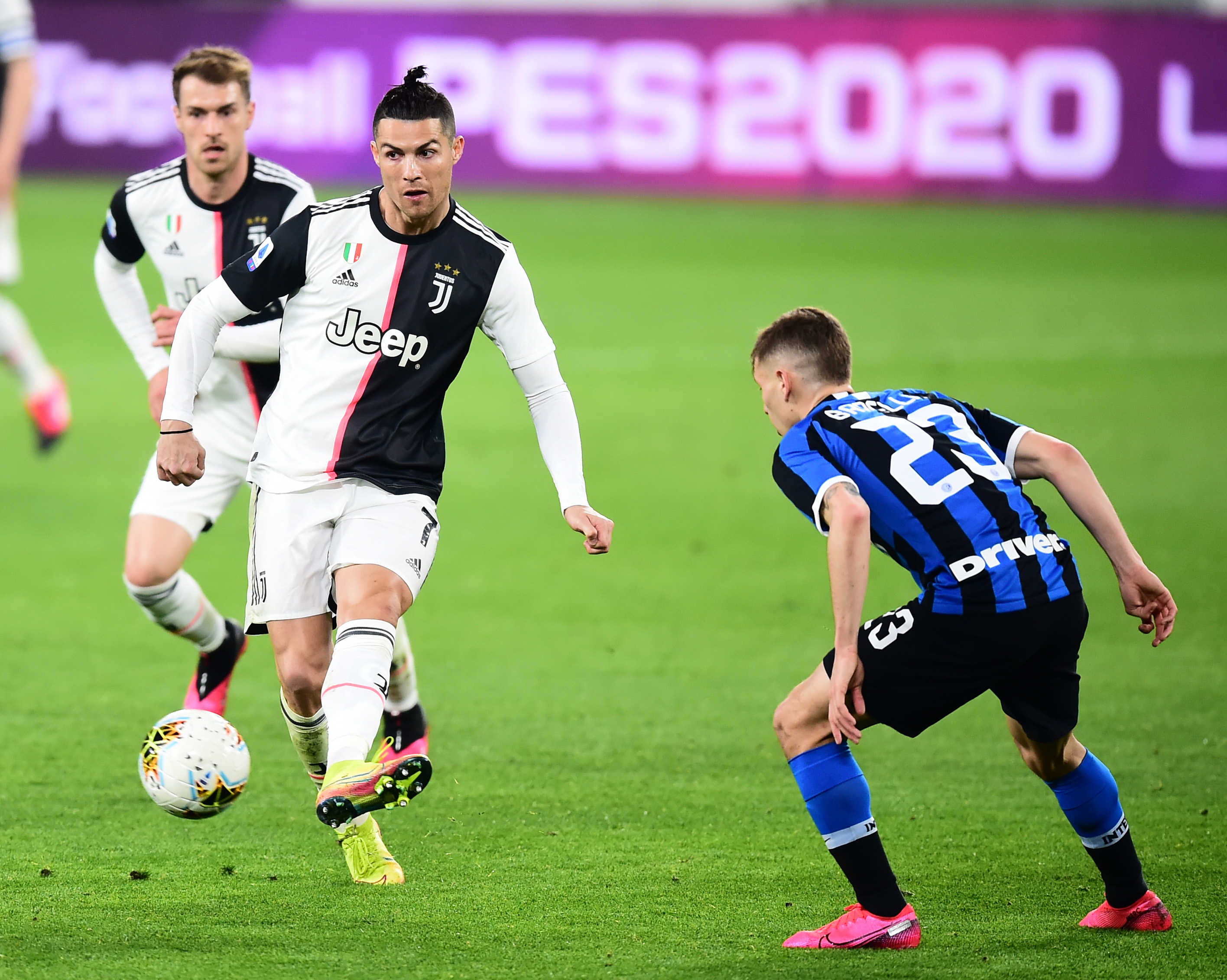 记者：韩鹏仍是泰山主帅，但俱乐部需要找个名义上的“主帅”（记者：韩鹏继续执掌泰山，俱乐部需另找一位名义主帅）