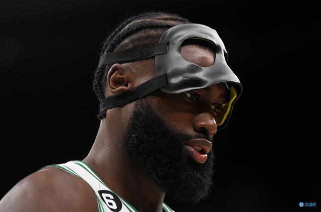 常州举办足球音乐晚会，黄紫昌夫妇甜蜜献唱《小酒窝》（常州上演足球音乐之夜，黄紫昌携妻深情合唱《小酒窝）