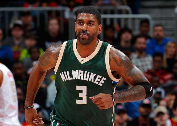 冲击篮筐！文班亚马登场后强攻不中 但巴恩斯补篮打停尼克斯（文班亚马登场强突未果，巴恩斯跟进补篮逼停尼克斯）