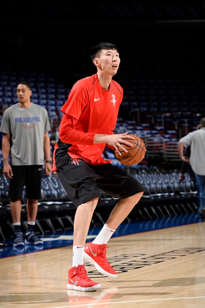 你是哪边的？本菲卡门将特鲁宾扑点后被队友阿劳若补射进球（尴尬一幕：本菲卡门将特鲁宾扑出点球，却被队友阿劳若补射破门）