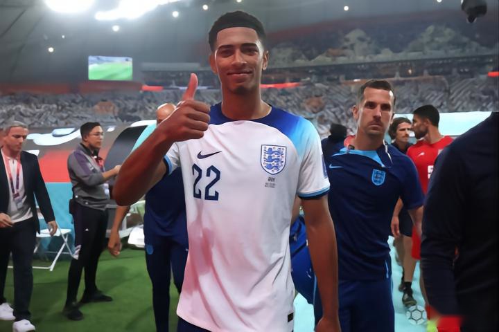 名记：字母哥与队友召开会议，呼吁全队无视外界杂音（名记：字母哥组织队内会议，要求全队屏蔽外界噪音）