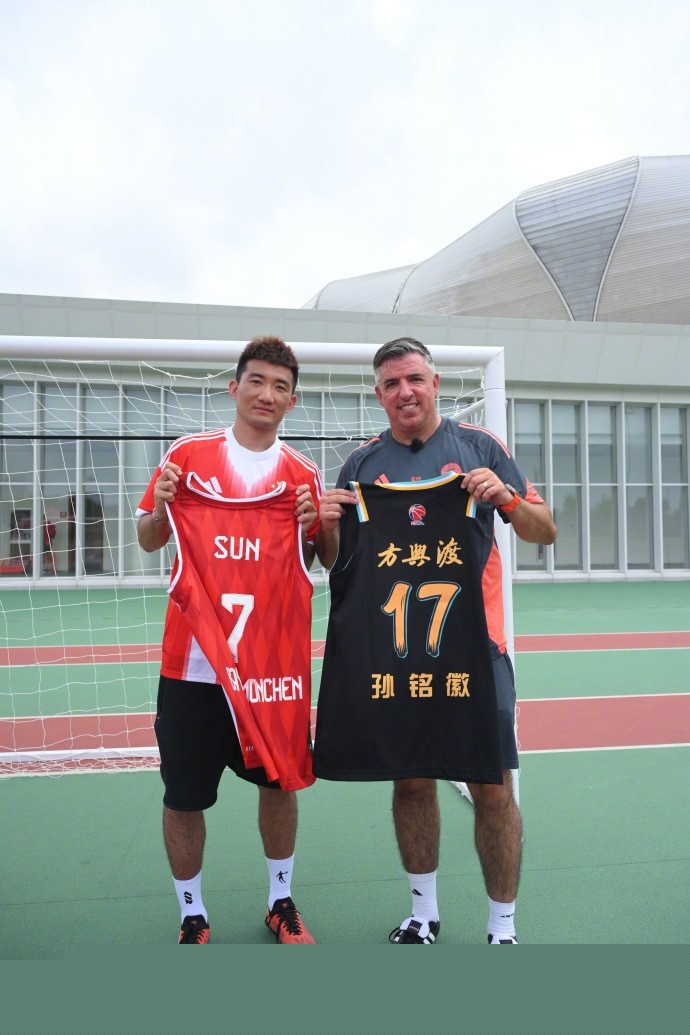 法国足坛最年轻职业球员：尤文马竞关注昂热15岁前锋迪亚洛（法国足坛最年轻职业球员诞生：昂热15岁前锋迪亚洛获尤文、马竞关注）