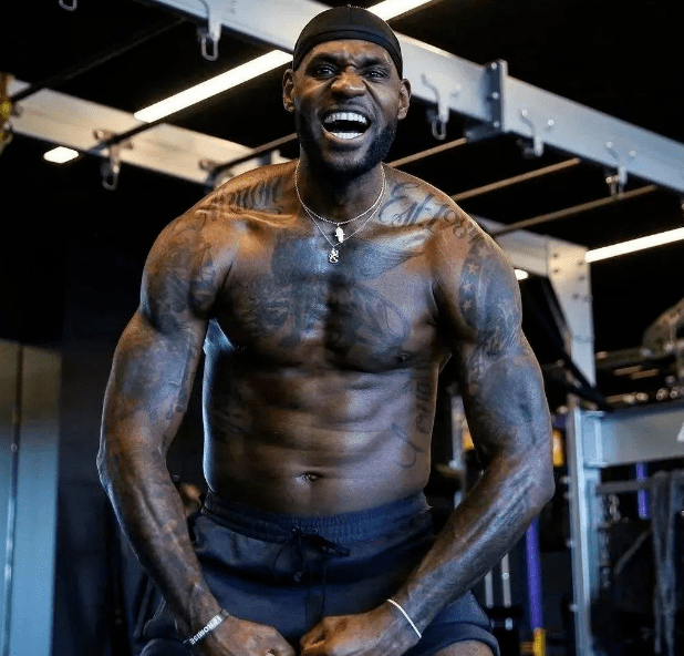 足球评论员兼作家，退役后的克拉默已在创作个人第二部小说（退役后成为足球评论员与作家的克拉默正创作第二部个人小说）